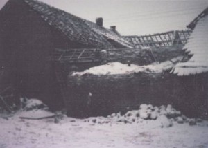 Bezig met slopen boerderij fam. Harrie, Vic en Marieke Snackers allen ongehuwd te Hegge. In 1990 bouwde op deze plek de fam. H. Kusters-Willems een bungalow.