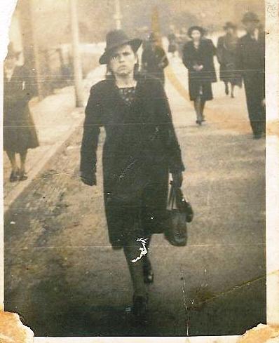 Lieske Debets jaren later op weg naar de kerk ca. 1945.