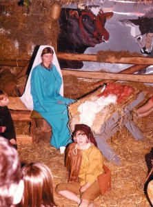 Kinderen komen kijken naar de levende kerststal georganiseerd door het buurtschap Hegge in het Noodkerkje aan de Hettekensweg te Nagelbeek. Marco Potten herder, mevr. H. Engwegen-Overtooms fungeerde als Maria. De achterwand Os en Ezel werd geschilderd door de meisjes Miranda Fober en haar vriendin Anita Potten beide uit Hegge. De kerststal werd opgebouwd door inwoners van Hegge 1982 ten bate voor het onderhoud van het Noodkerkje aan de Hettekensweg.