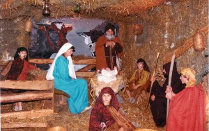 Levende kerststal 1983 in het noodkerkje aan de Hettekensweg te Nagelbeek. Monique Smeets herderin, Max Hazelier herder, Maria , mevr. H. Engwegen Overtooms. Herder met grijze baard Jean Smeets, Marco Potten en Harrie Engwegen met cape als St. Jozef. Achterwand geschilderd door Mirande Fober en Anita Potten. Voorgrond midden als herder  Marc Alofs. Het kindje Jezus  Tommy Bisschops werd afgestaan door het echtpaar Bisschops- Engelen (Hoensbroek).