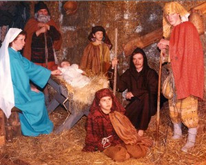 Levende kerststal in het Noodkerkje aan de Hettekensweg 1983.Kindje Jezus: Tommy Bisschops, Maria: mevr. Ans Bisschops –Engelen, St Jozef:Jos Bisschops.  Herder met baard: Jean Smeets, naast hem Marco Potten. Staande rechts als herder Max Haselier, zittend als herdertje Marc Alofs.